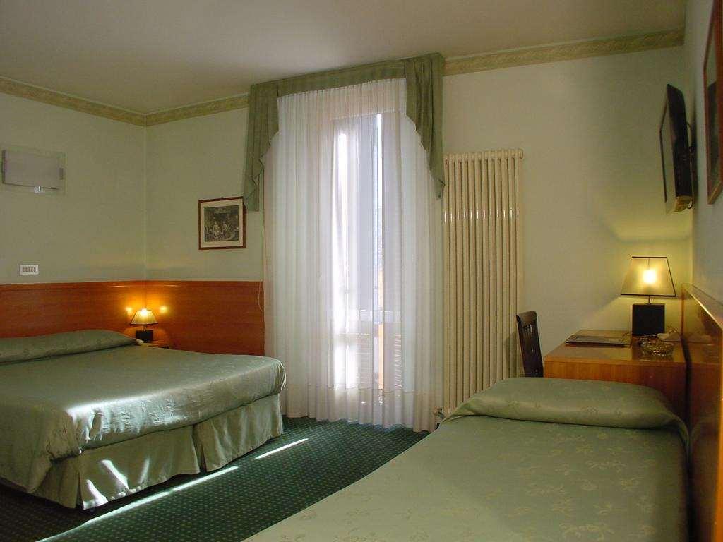 Hotel Don Abbondio Lecco Cameră foto