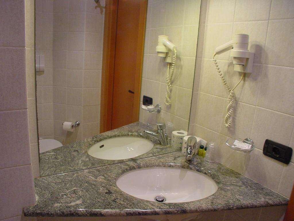Hotel Don Abbondio Lecco Cameră foto