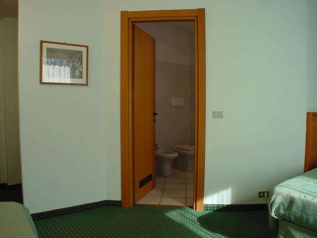 Hotel Don Abbondio Lecco Cameră foto